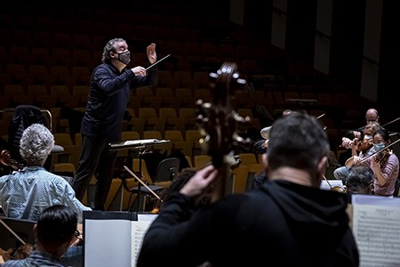 Juanjo Mena dirige obras de Arriaga y Schubert con la OCV y la soprano Sabina Puértolas