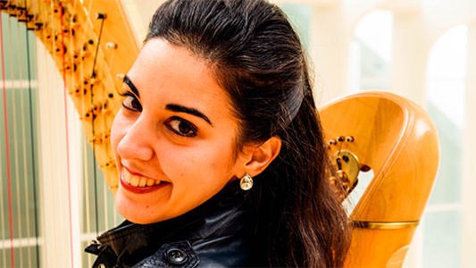 La arpista Cristina Montes en el Ciclo «Mujeres con Ñ»