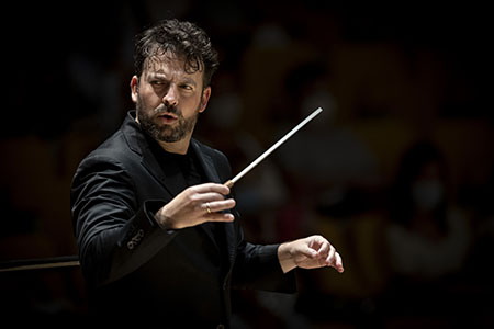 James Gaffigan dirige la ‘Sinfonía del Nuevo Mundo’ con la Orquesta de la Comunidad Valenciana