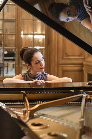 La pianista Emma Stratton presenta su programa en solitario “Syndesi” dentro del Ciclo “Salón del Ateneo”